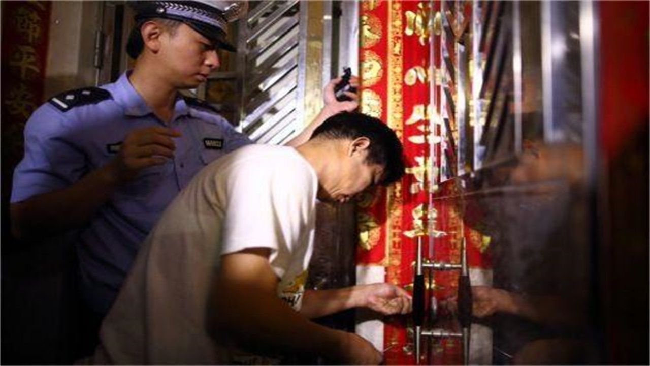 常德请开锁师傅开了锁后，师傅